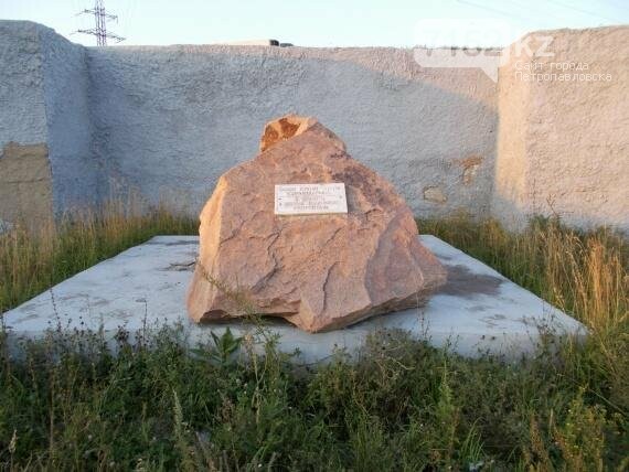 Мемориальный камень установленный в 5 логе